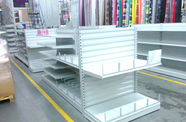 Montaż mebli sklepowych Castorama