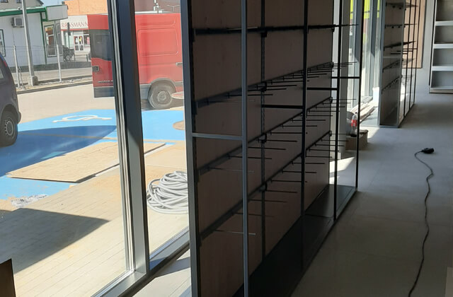 Montaż mebli sklepowych CC