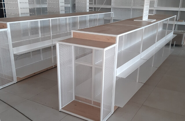 Montaż mebli sklepowych CC