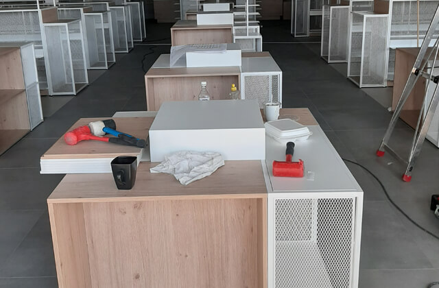 Montaż mebli sklepowych CC