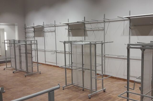 Montaż mebli sklepowych Smyk